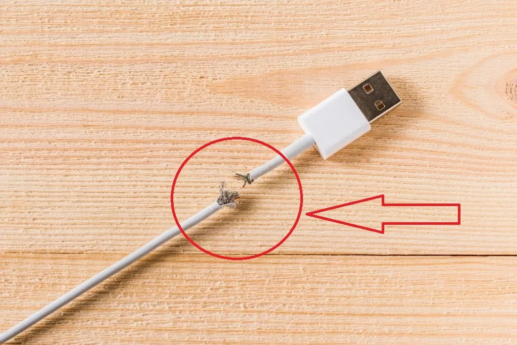 Câble USB endommagé