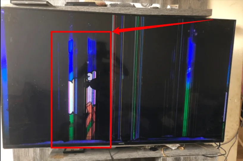 Un écran TV cassé cassé